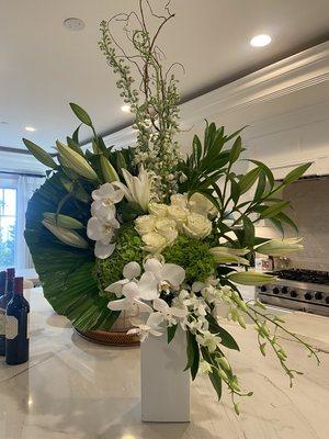 Celebrity florist creation neutral arrangement. To place an order call (949)464-0509 or visit https://lagunabeachflorist.com .