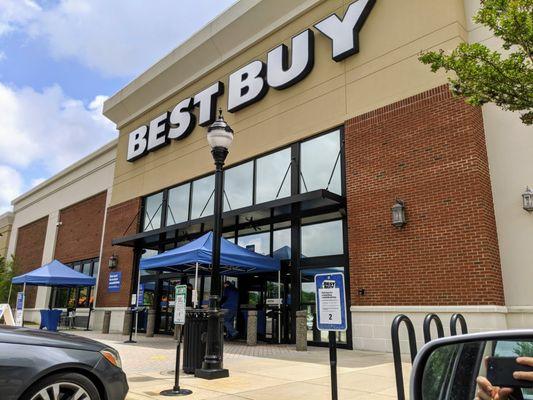 Outside Best Buy at Renaissance Center. Curbside pickup. I took this photo on June 9, 2020.