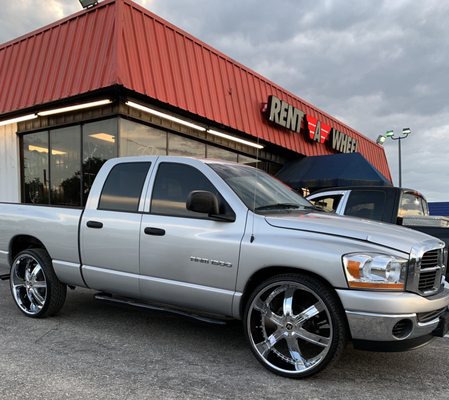 2006 Dodge Ram 1500 riding on 28"