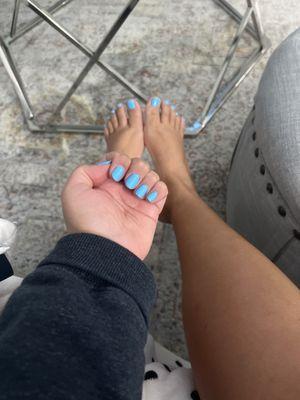 Mani pedi.