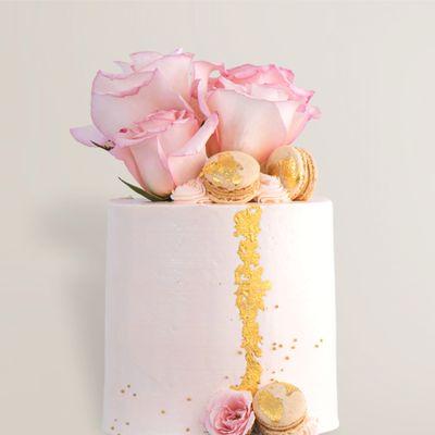 Buttercream cake with fresh roses