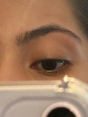 Miss shaped the inner part of my eyebrows, se le pasó el hilo