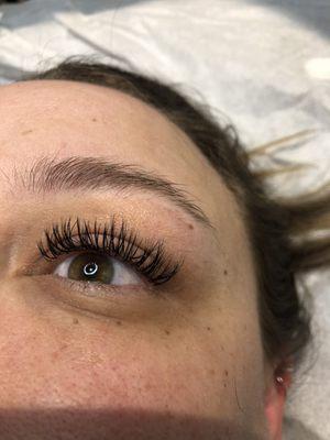 Natural volume full set lashes!