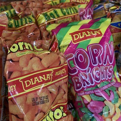 Several shelves display a variety of corn-based Salvadoran snacks