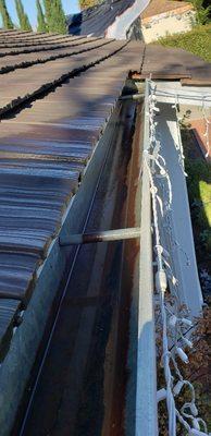 Gutter cleaning in Fullerton, CA after photo.