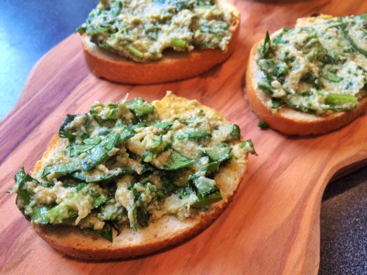 Chopped baby spinaches, mixed with Artichoke Pesto, served on crostini