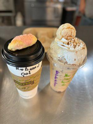 Drinks are served with mini pan dulce