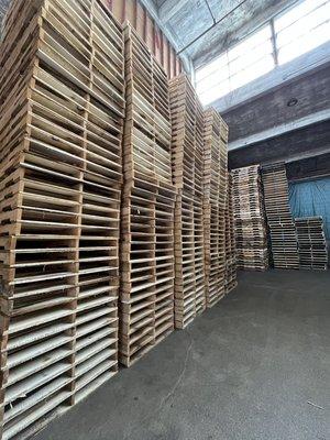 We buy and sale pallets 8156933624 or 8155147156