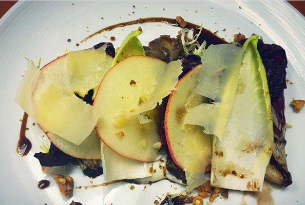 Grilled salad with apples and cheese