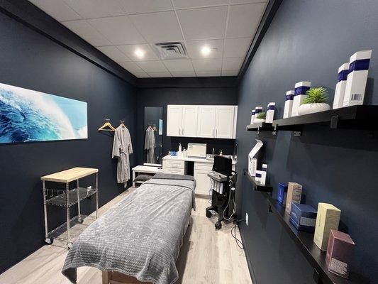 Esthetics Room - Enjoy a Hydrafacial, Cryoskin Facial, Oxygen Facial, or body sculpting treatment performed by a licensed esthetician.