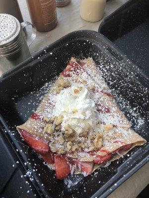 Crepa de Fresas con Lechera, nuez y un toque de mermelada encima para decorar!! Esta deliciosa!!