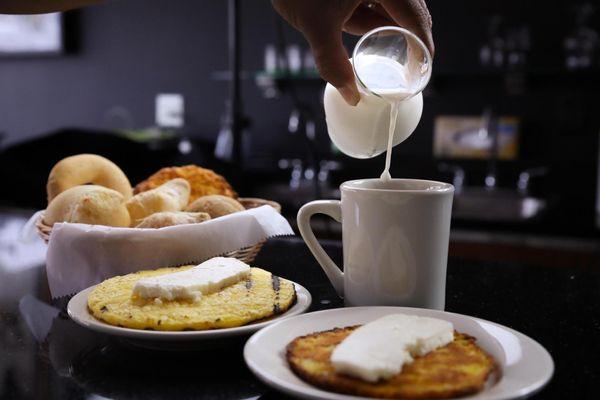 Arepa de choclo y arepa regular con pan y leche