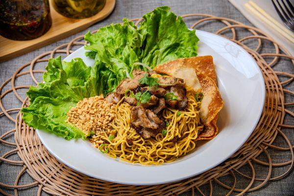 Ba Mee Moo (Grilled Pork Noodle)
Seasoning egg noodle with marinated pork and bean spout topped with fried garlic and ground peanut.