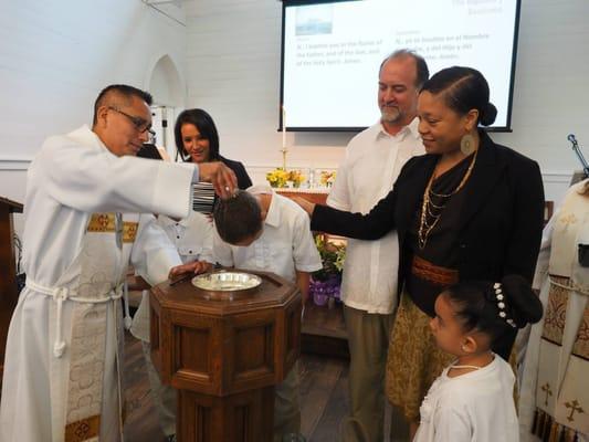 Baptism at St. Mary Magdalene Episcopal Church in Manor, Texas [Bautizo en St. Mary Magdalene Episcopal Church, Manor, Texas]