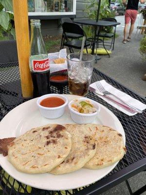 Frijole and queso pupusas