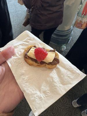 Stale crostini with Nutella and Brie