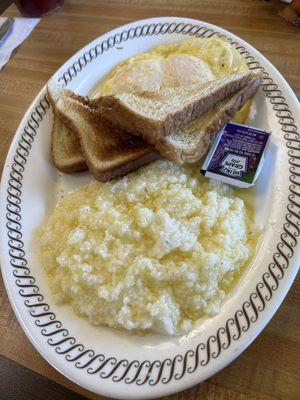 Eggs, grits and toast