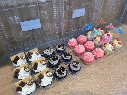 Beautiful delicious vegan cupcakes!!! Themes from left to right: S'mores, Oreos, Strawberry, and Piña Colada!!!