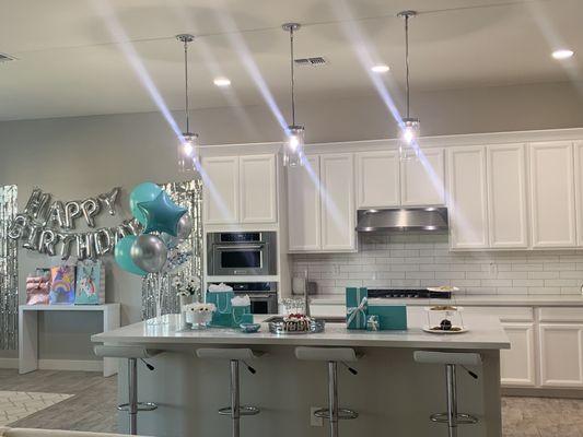 Kitchen pendant lights with daylight lighting.