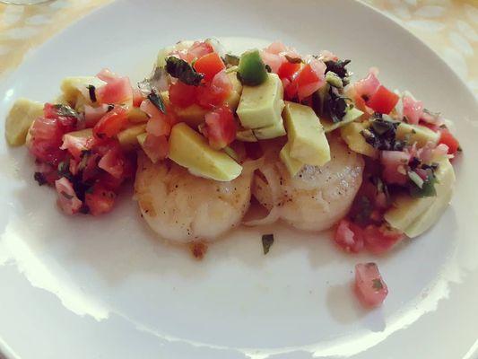 Prosecco Scallops garnished with Avocados and Pico de Gallo