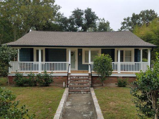 Vinyl siding, aluminum columns, vinyl handrail & seamless gutters