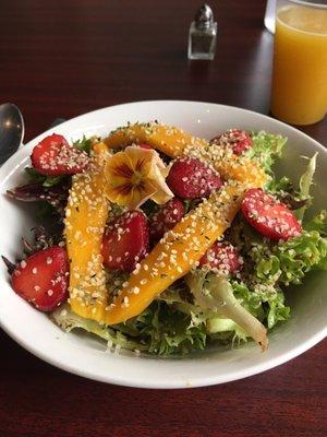 Salad with mangoes, strawberry, hemp hearts