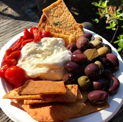 It's so easy to make an amazing part platter with Di Stefano Cheese burrata, olives, peppers and crackers! Guaranteed crowd pleaser!