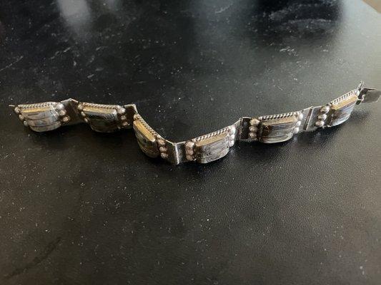 Fixed bracelet.