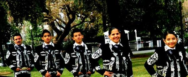 Mariachi Tonantzin  La Familia