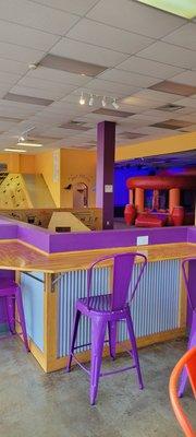 This place supposed to be a fun place for kids but not for the parents issue overlap party & loss money