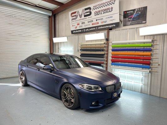 BMW 550i in Sinister Blue premium film from KPMF.