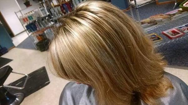 Nice honey blonde hilights. Great spring colour.