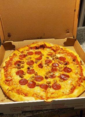 16" pizza with pepperoni and sausages