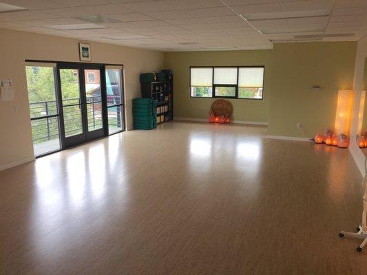 clean and peaceful, with cork floors and natural light