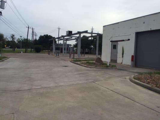 That used to be the overhang where the attendants would dry your car after getting washed. The former waiting area is there as well.