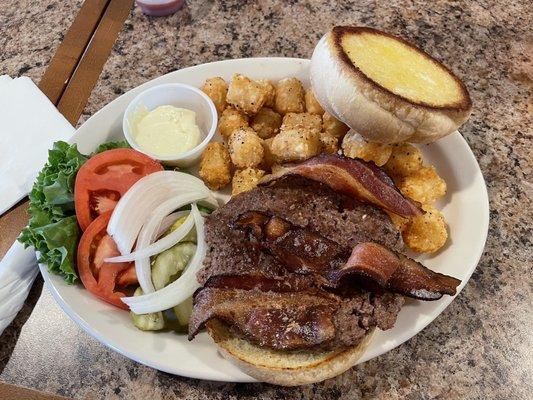 California burger with bacon, very good and cooked medium as I asked (hard to find a bar that actually cook to medium)