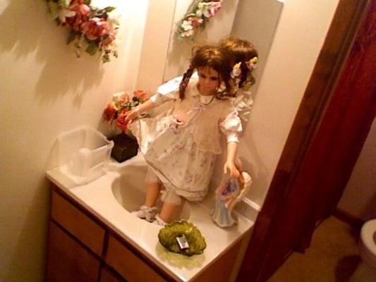 I put the doll in the sink, don't worry, it didn't come like that.