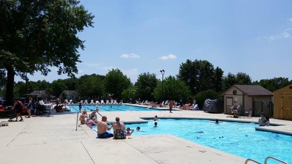 Diving well, kid pool, and 25 yd lap pool.