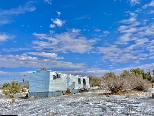 Rustic cowboy mobile home was a cool and eclectic place to stay overnight, just a short walk to the springs pools.