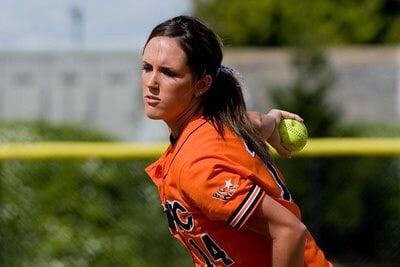 Chelsea Engle pitching for UOP