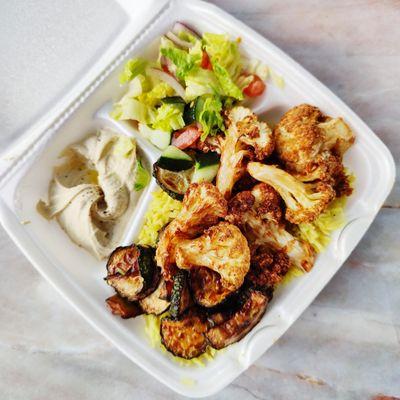 Fried cauliflower and zucchini with hummus