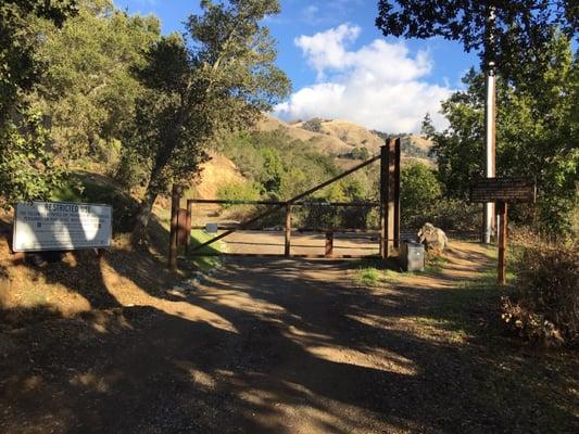 Don't be intimidated by the gate, pedestrians can walk around, it's a govt fire road.