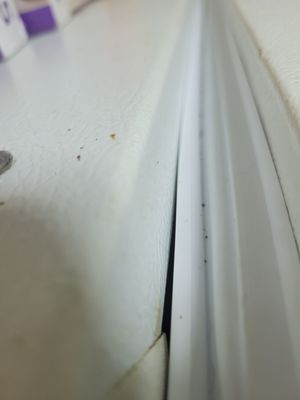 Huge gaps in the freezer, top and bottom of the refrigerator.