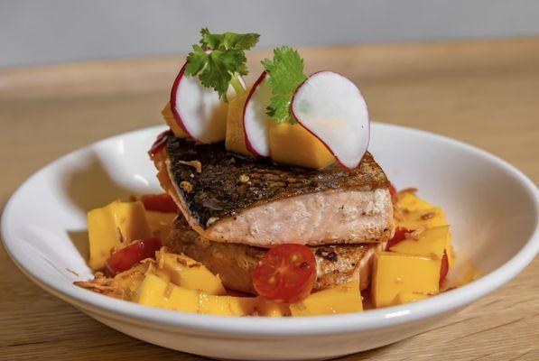 Pla yang yum ma muang (Spicy) Spicy grilled salmon salad with yellow mango