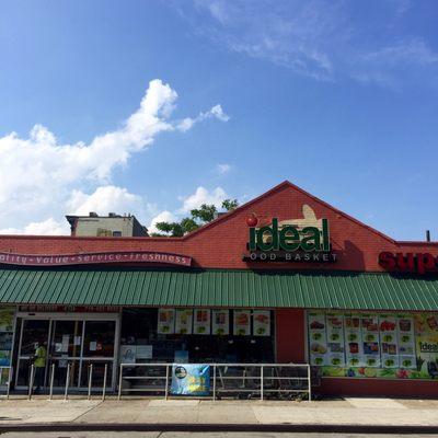 View of one of the worst grocery stores (chains) in all of NYC. Decent presentation, horrible quality, and even worst customer service.