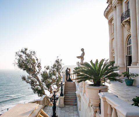 A moment of love encompassed by by a breathtaking landscape at our "Palisades Villa" photographer: Jessica Claire