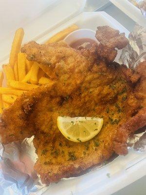 Wiener Schnitzel mit Pommes(Fries)Thin Fried Pork Tenderlion w/dash of lemon