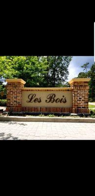 Les Bois brick/stucco monument sign