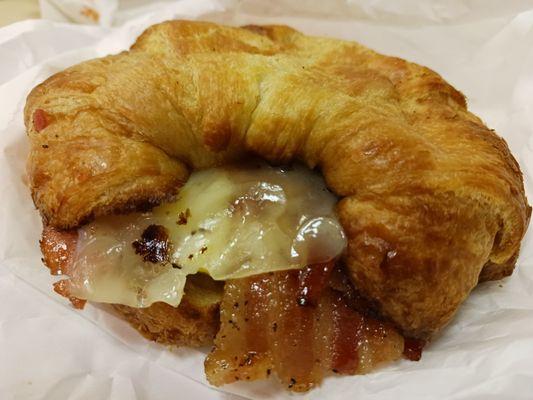 Sweet pepper bacon croissant