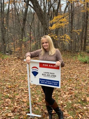 Laurie Mack - RE/MAX Town & Country